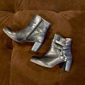 Pikolinos Calafat women’s ankle boot. W1Z-8842. Size 39. Black leather.